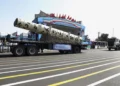 Irán presenta un nuevo misil balístico de precisión en un desfile militar