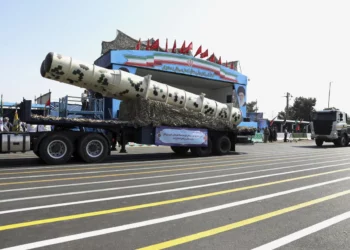 Irán presenta un nuevo misil balístico de precisión en un desfile militar