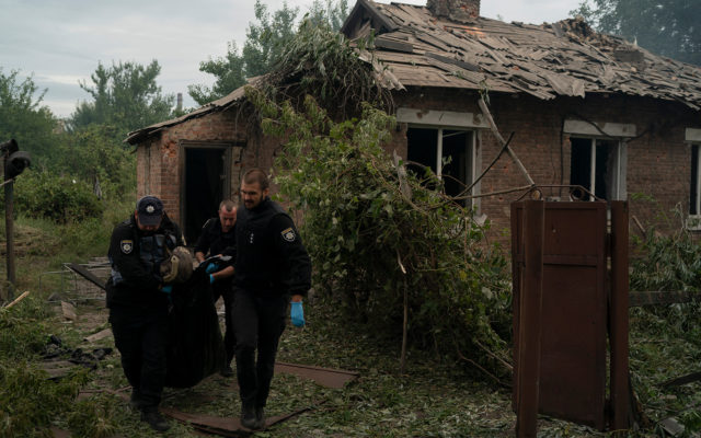 Ucrania recupera franjas de territorio mientras Rusia se retira y ataca infraestructuras