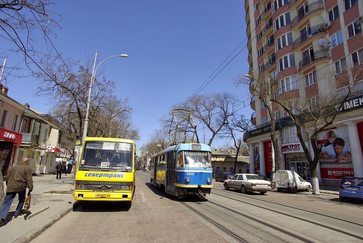 Un guía turístico sigue adelante en una Odesa devastada por la guerra