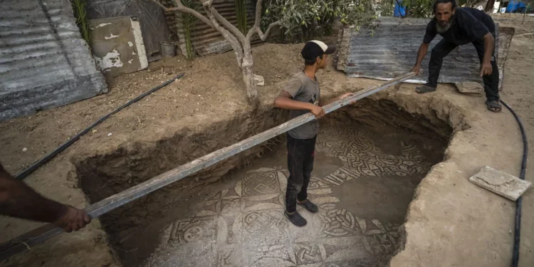 El mayor tesoro arqueológico de Gaza: Hallan mosaico de la época bizantina