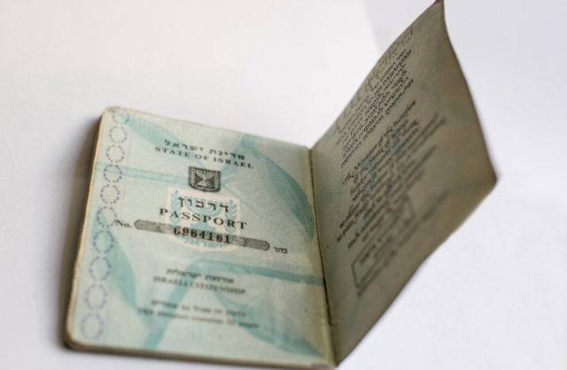 Sirio intenta utilizar “la peor falsificación de pasaportes israelíes de todos los tiempos”
