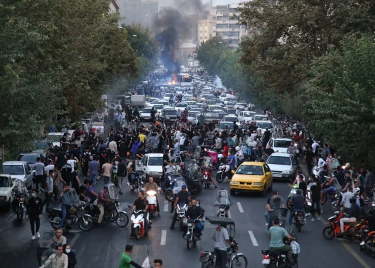 ¿A qué se deben las protestas en Irán y por qué continúan?