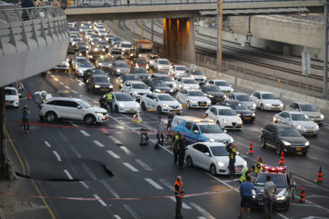 Gran sumidero en la principal autopista de Tel Aviv provoca tráfico