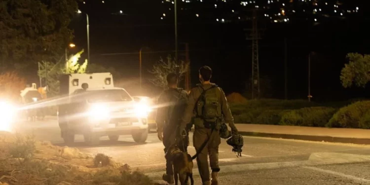 Terroristas islámicos disparan contra un vehículo israelí en Judea y Samaria