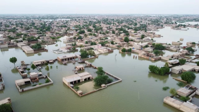 Pakistán lucha por evitar el peligro mientras las inundaciones aumentan