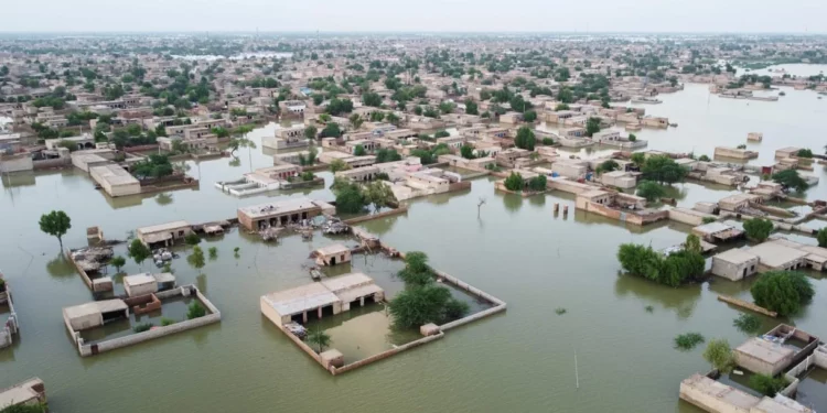 Pakistán lucha por evitar el peligro mientras las inundaciones aumentan