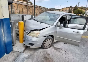 Un conductor palestino choca contra un cruce de Judea y Samaria en un presunto intento de ataque de embestida