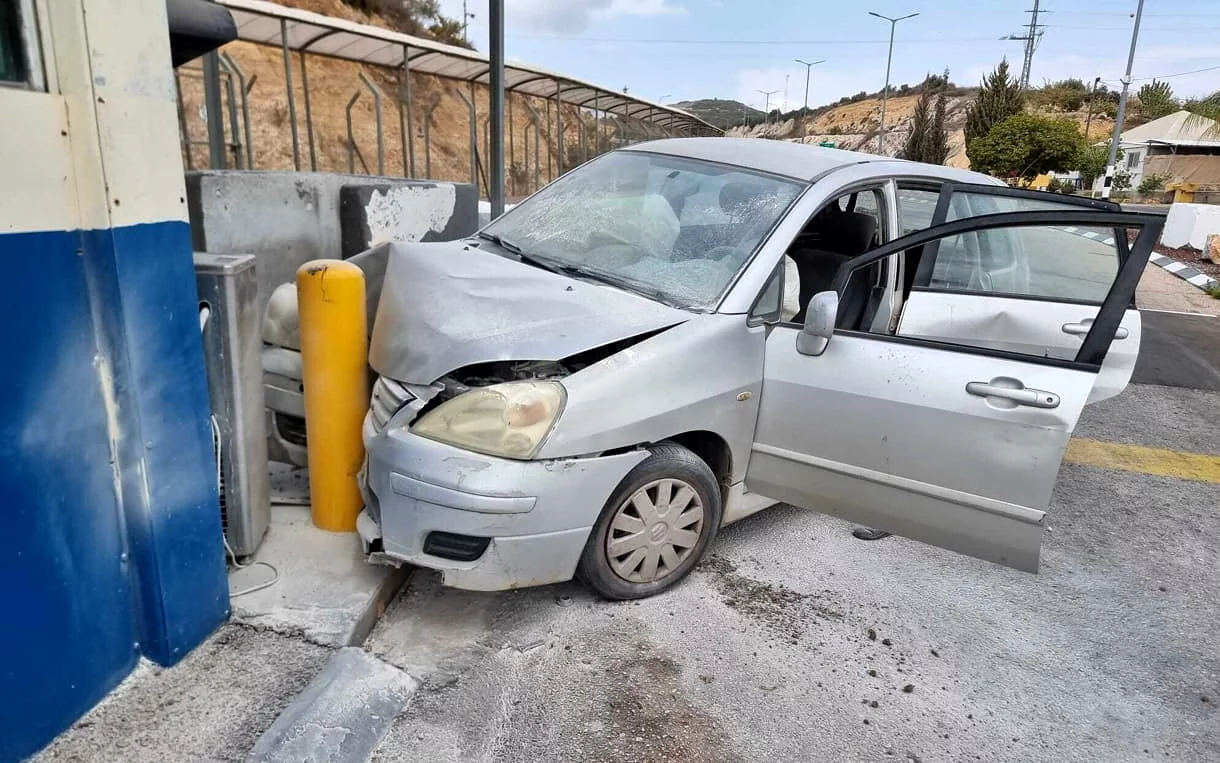 Un conductor palestino choca contra un cruce de Judea y Samaria en un presunto intento de ataque de embestida