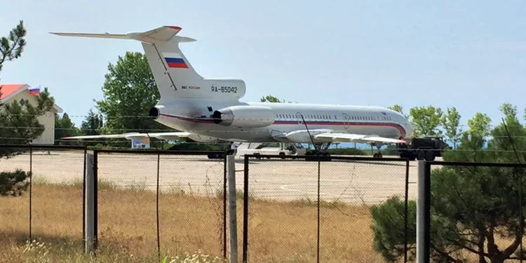 Avión militar ruso se incendia misteriosamente en un campo aéreo de Crimea