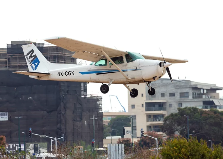 Avioneta civil aterriza accidentalmente en la base de la Fuerza Aérea