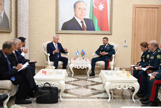 Gantz visita Azerbaiyán y discute lazos de defensa con altos funcionarios