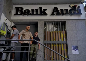 Líbano: Al menos 3 bancos retenidos por manifestantes en un día