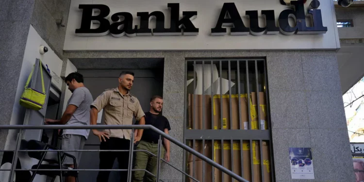 Líbano: Al menos 3 bancos retenidos por manifestantes en un día