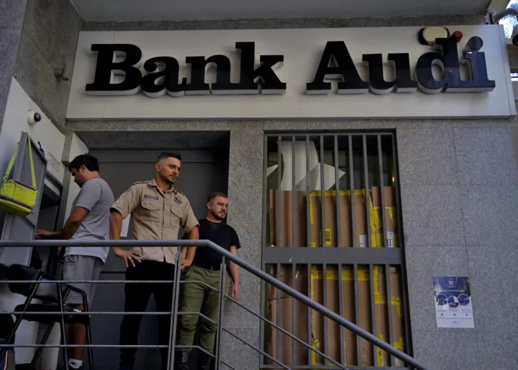 Líbano: Al menos 3 bancos retenidos por manifestantes en un día