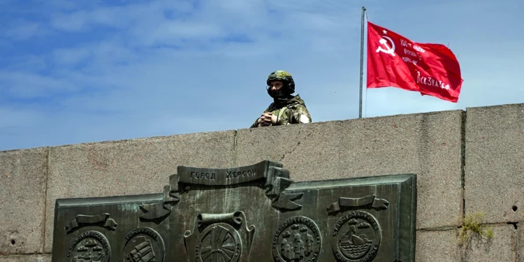 Anticipando el avance ucraniano, Rusia retira oficiales de Kherson