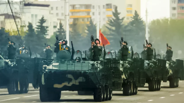 Bielorrusia traslada armas y vehículos blindados a la frontera ucraniana