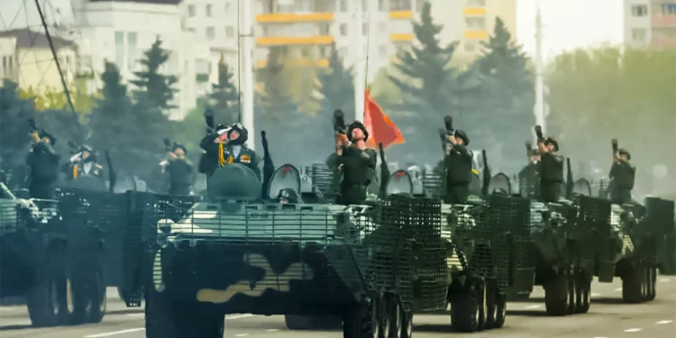 Bielorrusia traslada armas y vehículos blindados a la frontera ucraniana