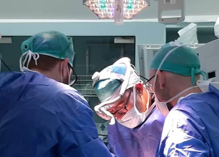 Médicos israelíes reconstruyen el nervio facial de una niña