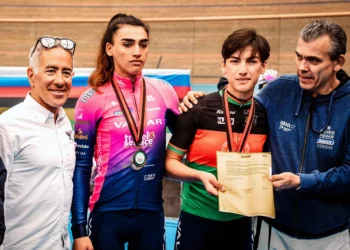 La campeona afgana de ciclismo exiliada correrá en un equipo israelí