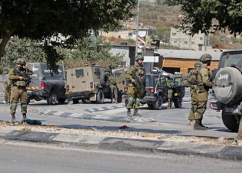 Tras un incidente con armas de fuego el 11 de octubre de 2022, se puede ver a soldados israelíes en el barrio de Deir Sharaf, cerca de la comunidad de Shavei Shomron, al oeste de Nablus, en Judea y Samaria. (AFP/JAAFAR ASHTIYEH)