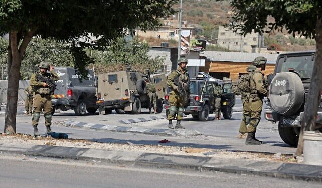 Tras un incidente con armas de fuego el 11 de octubre de 2022, se puede ver a soldados israelíes en el barrio de Deir Sharaf, cerca de la comunidad de Shavei Shomron, al oeste de Nablus, en Judea y Samaria. (AFP/JAAFAR ASHTIYEH)