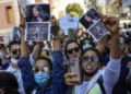 Tribunal iraní dice que una joven asesinada por fuerzas de seguridad en realidad “se suicidó”