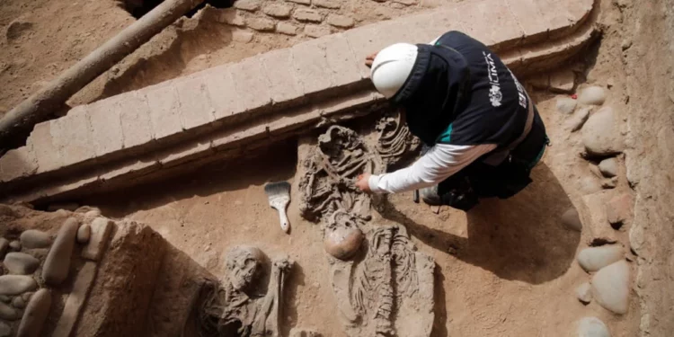 Arqueólogos desentierran ocho momias de la época colonial en Perú