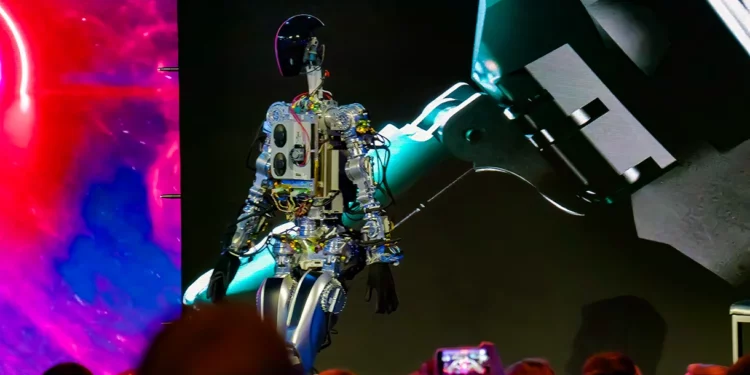 Elon Musk muestra un prototipo de robot humanoide