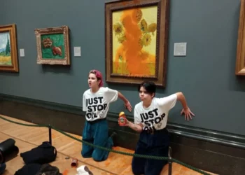Activistas arrojan sopa de tomate a los “Girasoles” de Van Gogh