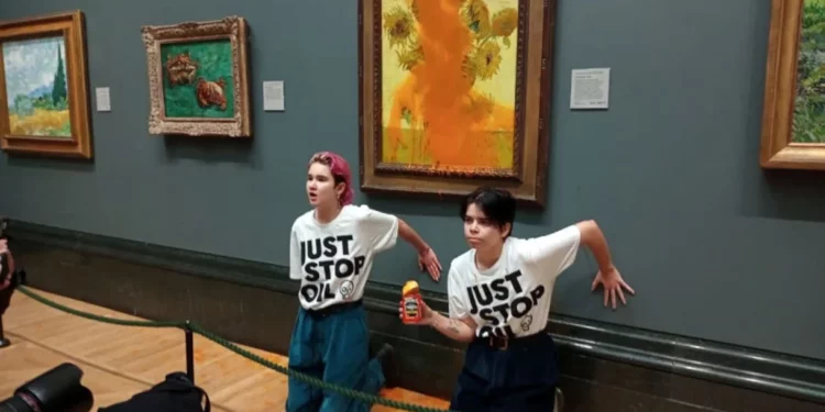 Activistas arrojan sopa de tomate a los “Girasoles” de Van Gogh