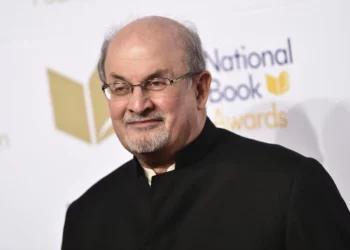EE.UU. sanciona al grupo iraní que puso precio a la vida de Rushdie