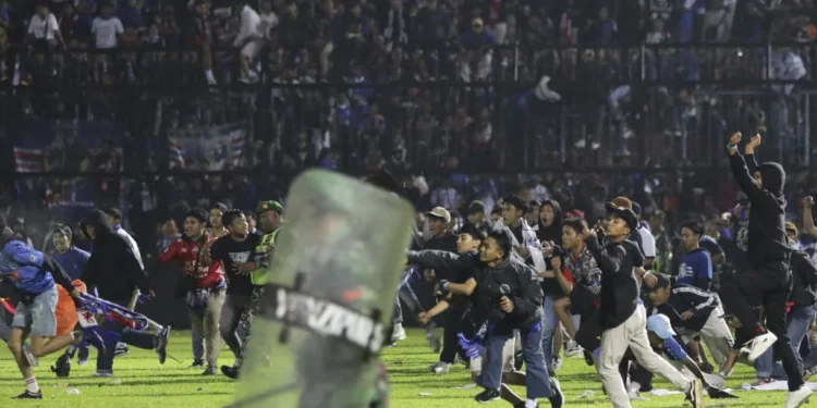 Al menos 174 muertos en Indonesia por estampida tras un partido de fútbol