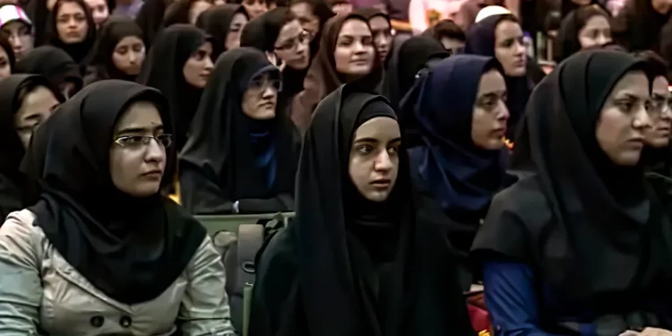 Una importante universidad iraní suspende las clases tras un enfrentamiento de las fuerzas de seguridad con los estudiantes