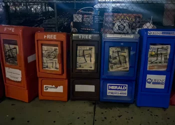 Esvásticas garabateadas en cajas de periódicos judíos en Nueva York durante el Yom Kippur
