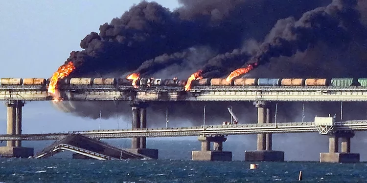 Ucrania se burla de Rusia con el sello conmemorativo de la explosión del puente de Crimea