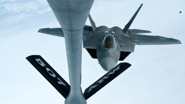 ¿Cuántos misiles puede disparar el F-22 Raptor?