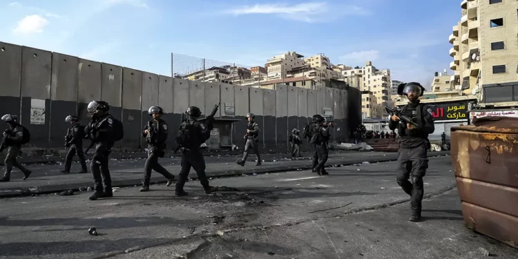Lapid se reúne con altos cargos de seguridad mientras la policía se prepara para la violencia islamista en el Este de Jerusalén
