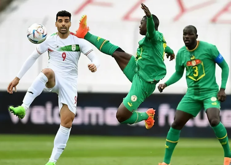 Los jugadores de fútbol iraníes señalan su apoyo a los manifestantes antes del Mundial