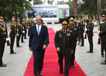 Gantz visita Azerbaiyán y discute lazos de defensa con altos funcionarios