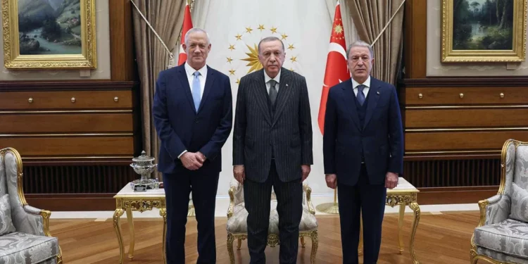 Ministro de Defensa de Israel se reúne con Erdogan y con su homólogo en Turquía