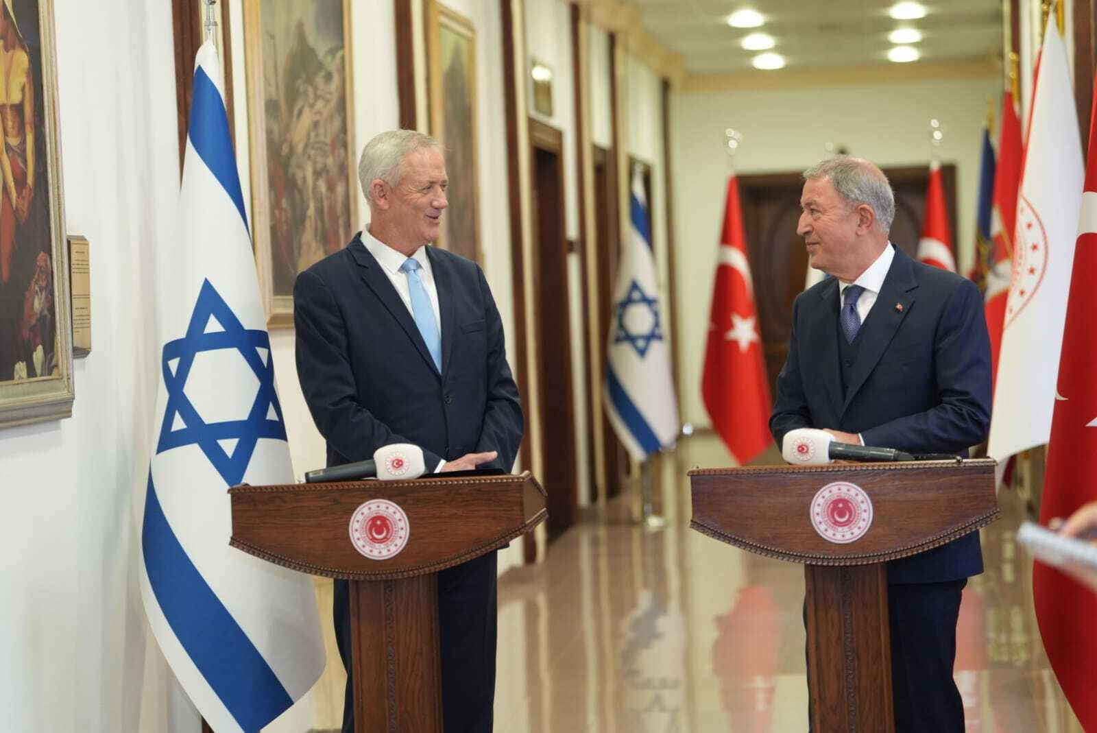 El ministro de Defensa, Benny Gantz (izquierda), se reúne con su homólogo turco, Hulusi Akar, en Ankara el 27 de octubre de 2022. (Elad Malka/Ministerio de Defensa)