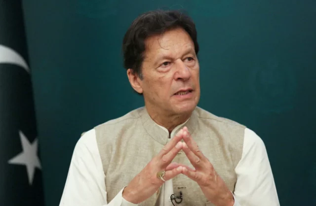 Emiten orden de arresto contra el ex primer ministro pakistaní Imran Khan