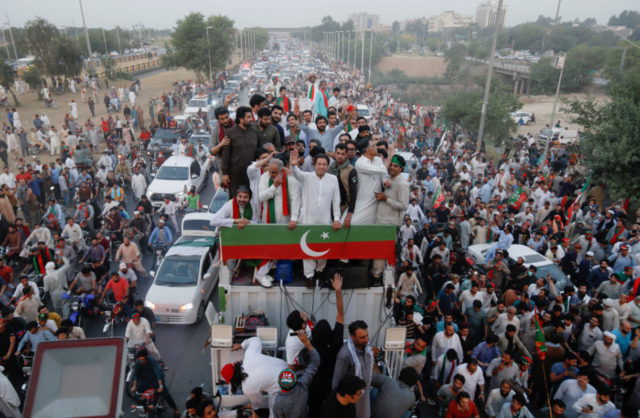 Emiten orden de arresto contra el ex primer ministro pakistaní Imran Khan