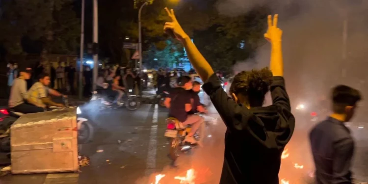 El régimen de Irán enfrenta protestas que no pueden controlar