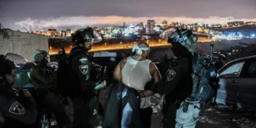 La policía detiene a 8 palestinos sospechosos de ayudar al islamista prófugo que asesinó a una soldado
