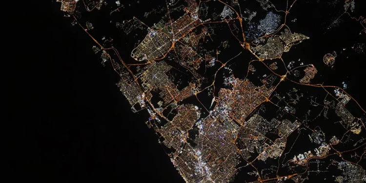 El comandante de la ISS toma fotos nocturnas de las luces de la ciudad israelí