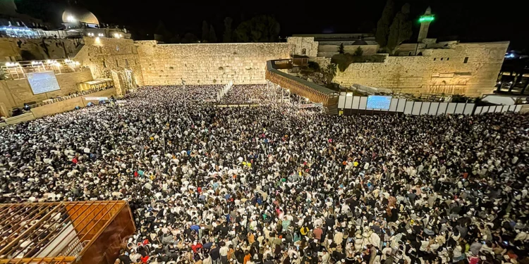 Decenas de miles de personas visitan el Muro Occidental para los últimos servicios de “selijot” antes de Yom Kippur