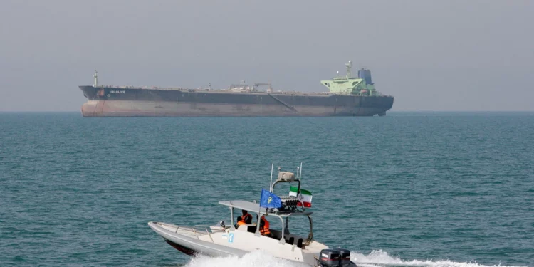Irán incauta de un petrolero que supuestamente “contrabandeaba” 11 millones de litros de combustible en el golfo