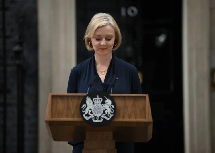 La primera ministra británica Truss dimite tras 6 semanas de mandato